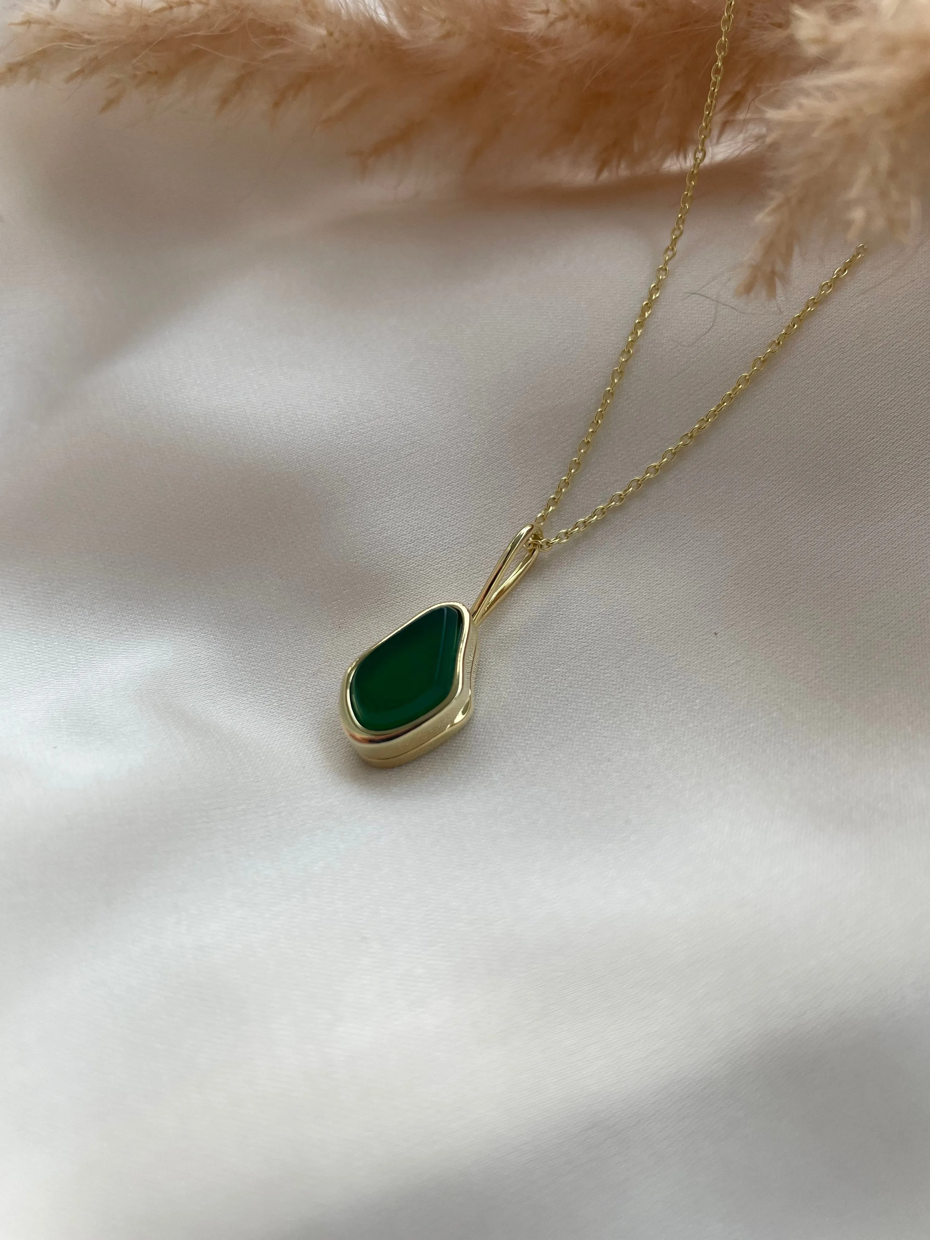 (PREORDER) Islet Locket in Gold Vermeil with Green Onyx
